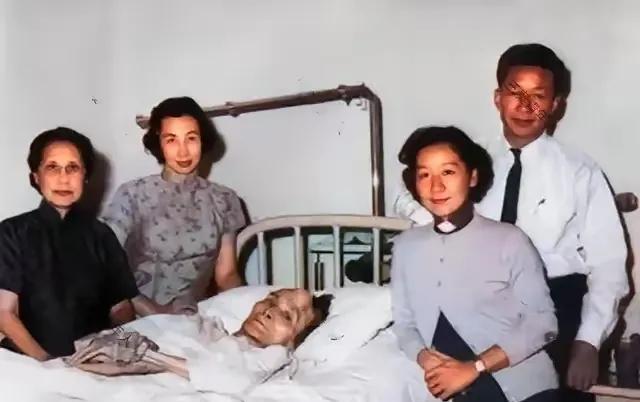 这张老照片拍摄于1962 年的台湾，画面里，被称为“永远的清华校长”的梅贻琦躺在