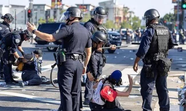 这次美国洛杉矶暴乱，最大的感触是：美国人民是真怂啊！
这事儿得从根子上刨。美国民