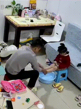 爸爸帮女儿洗脚，拿个毛巾的功夫闯大祸，女儿开口绷不住！