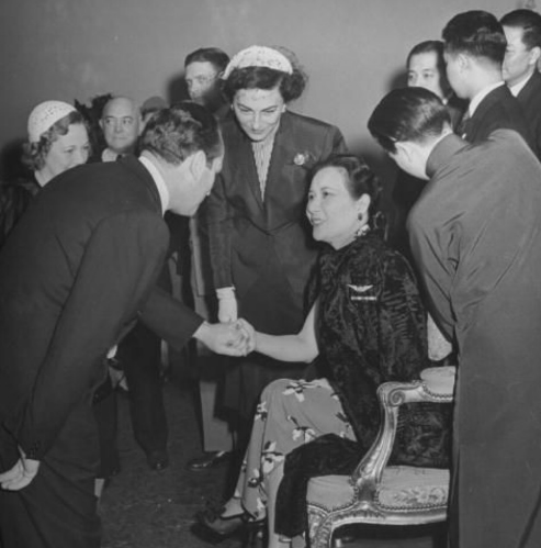 1927年，蒋介石在迎娶宋美龄后，按照习俗带她回老家叩拜列祖列宗，可被他抛弃的原