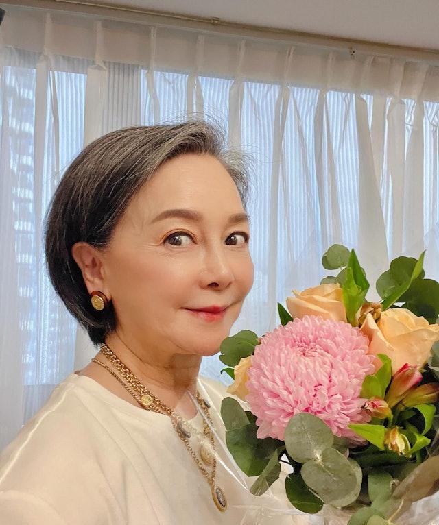 67岁查小欣清晨心口突袭绞痛，紧急入ICU插满喉管！
现年67岁的资深传媒人查小
