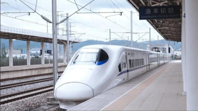 昆明洛羊镇站区试验列车与施工队碰撞，酿成11死2伤惨剧