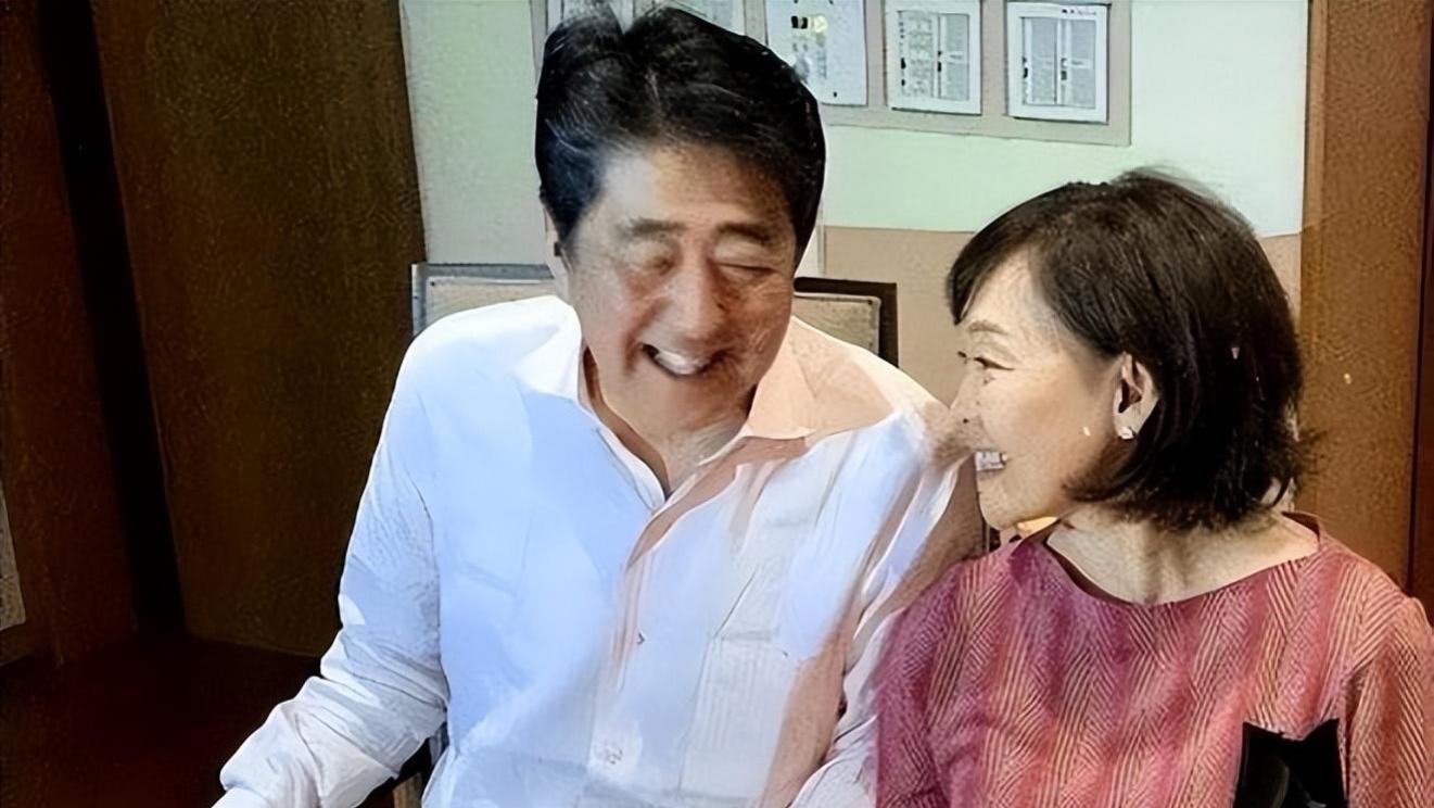 丈夫婆婆相继离世后，安倍昭惠63岁游泰山，展现积极生活态度