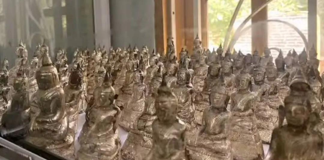 受缅甸曼德勒大地震的影响，在受损的陶塔曼皎多基佛塔藏宝室内发现了共245尊金银佛