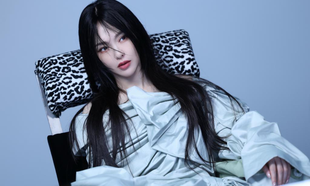 近日，唐嫣的一组杂志写真在多个平台上曝光，展现了她在《时装 L'OFFICIEL