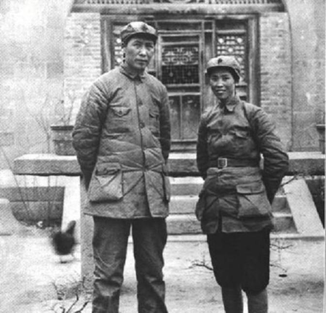 在袁文才的撮合下，毛泽东与贺子珍结婚了。那年，贺子珍19岁，毛泽东35岁。此后，