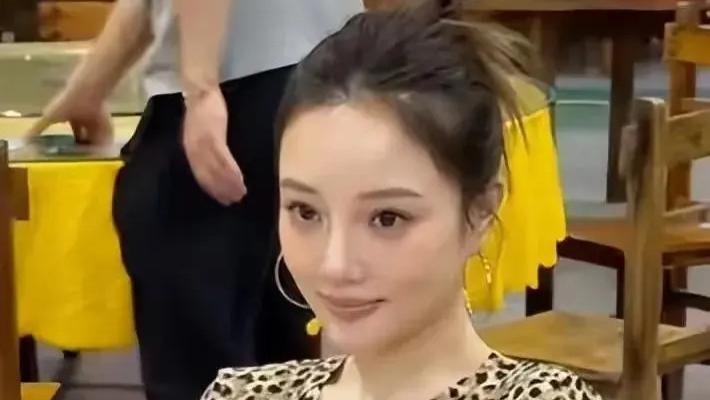 李小璐发布辣舞视频，评论区翻车，网友让她多关心甜馨心理健康