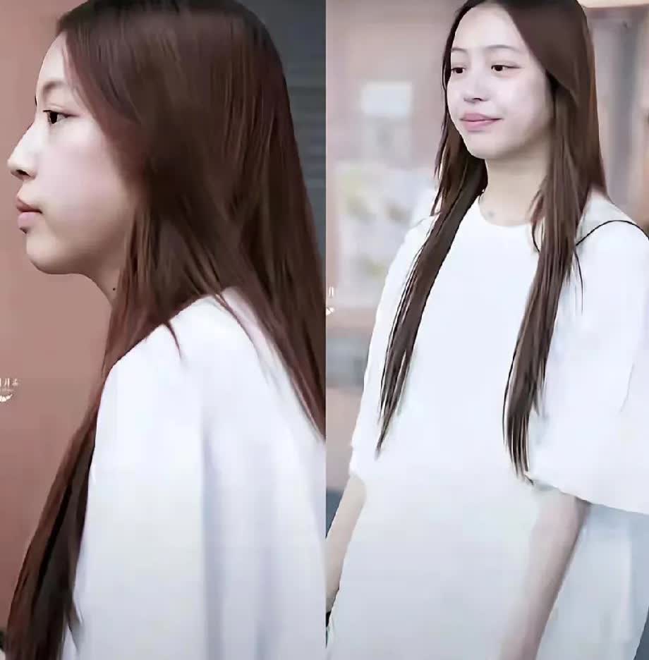 看了赵薇的女儿小四月，你就会知道：养女像家父是真的！
小四月、黄弈女儿小铃铛，