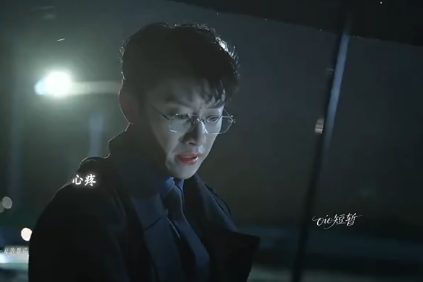 代旭卢昱晓《轧戏》伞下博弈太绝！雨幕隔绝喧嚣，眼神试探拉扯感拉满，诡谲浪漫的鬼怪