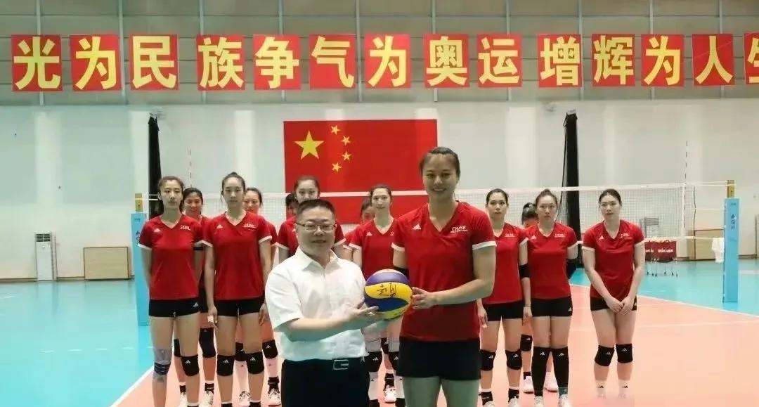 女排世锦赛主力阵容有变？
女排训练忙
领导去看望，不过队伍里没有发现李盈莹
还有