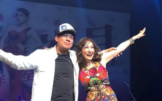 八十年代的录音机里，总飘着个清凌凌的女声。
那是郑绪岚在唱《太阳岛上》，天津姑娘
