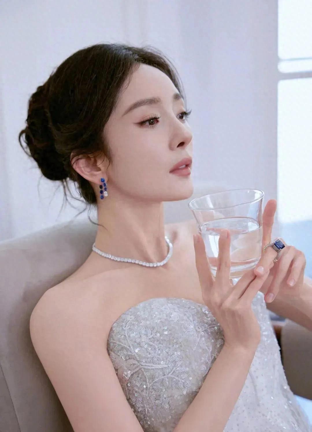 杨幂这身材绝了，身穿绝美白裙性感又优雅，精致且迷人

