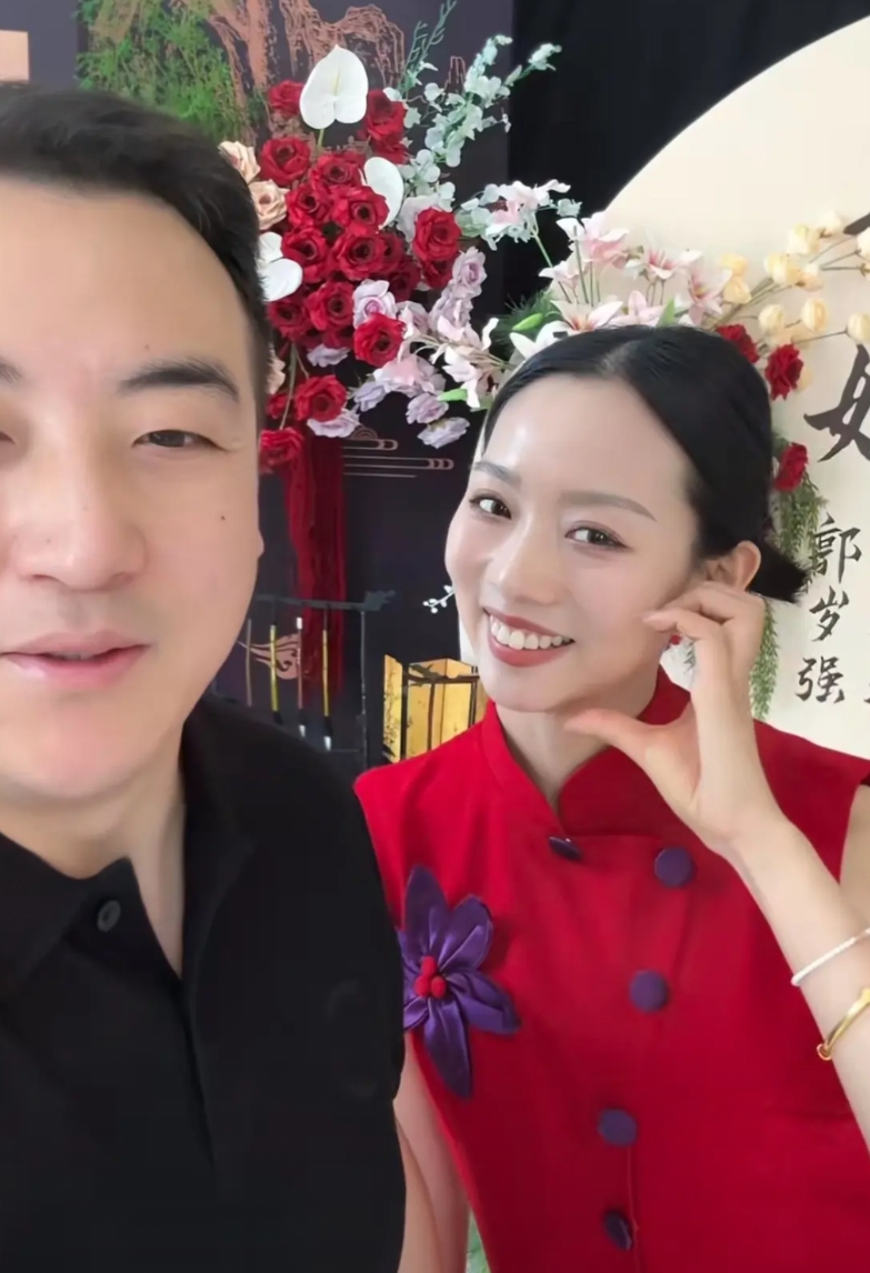 6月11日，西北小强在社交平台发布视频，并留言：我们订婚了、今天将从我的女朋友变