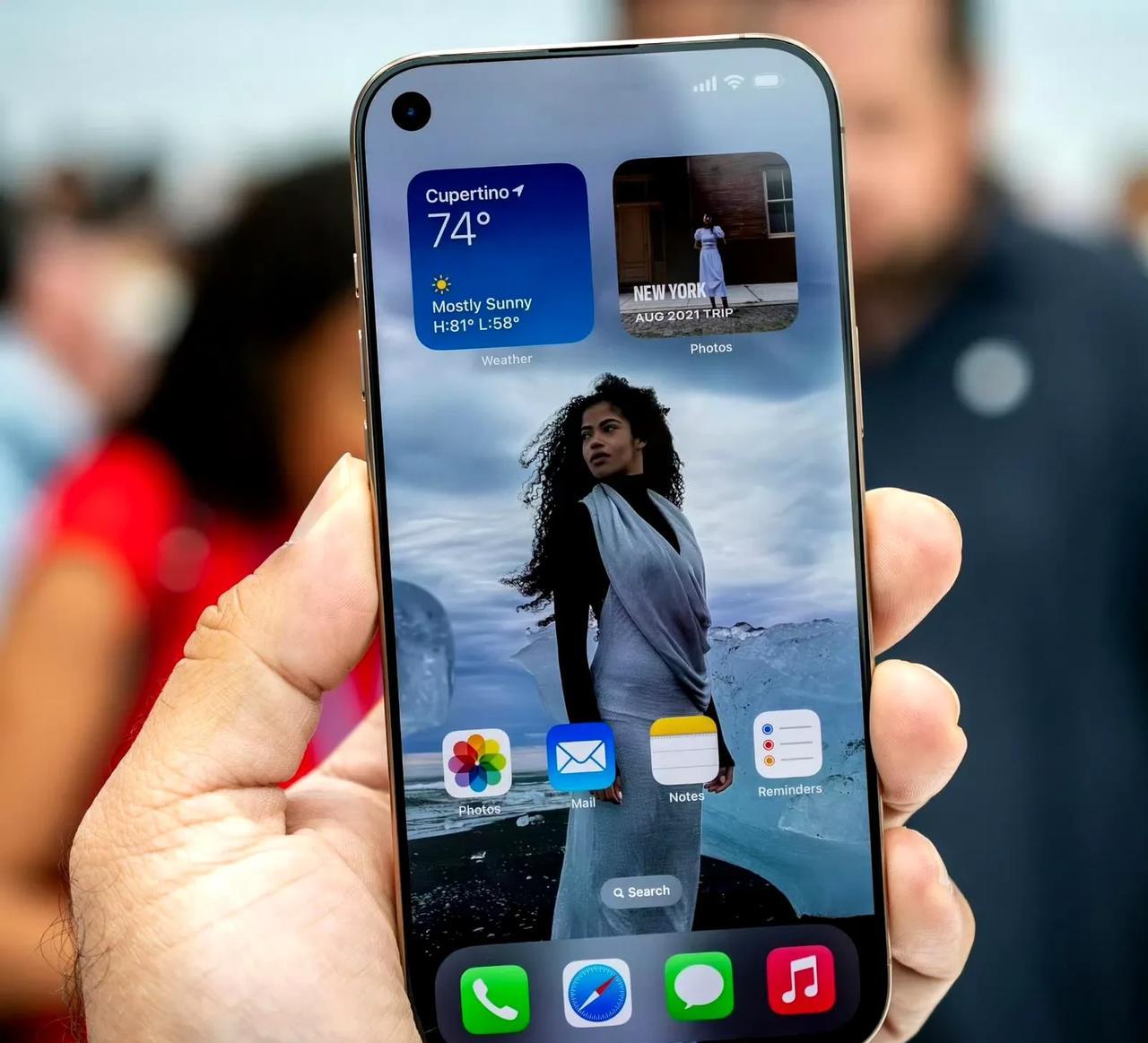 曝苹果iPhone 18可能采用左上角单孔屏的设计
近日，有消息称苹果iPhon