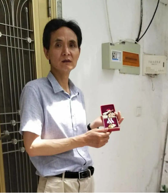 对越自卫反击战一等功臣张长海，潜伏3天3夜，不吃不喝，大小便随身排出，405战斗