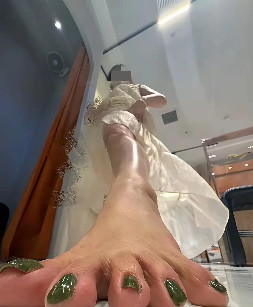 这是天残脚？还是赤脚大仙？
女网友让丈夫给她拍显腿长的照片。
这成片效果，不仅显