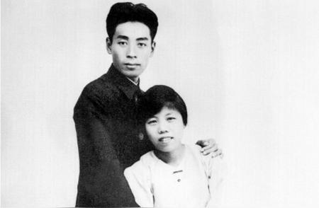 1927年，邓颖超到了预产期，孩子有九斤多，远超正常标准。邓颖超生了三天三夜都没