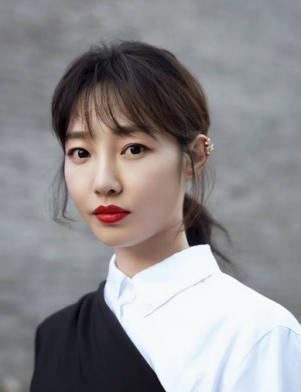 感觉白百何经历网 暴再复出之后缺少了以前的灵性以及自信，她也不适合古装，应该接一