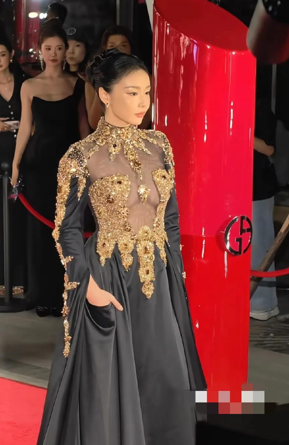 高叶镂空礼服好敢穿，不愧是大嫂，不过妆容太淡了，再霸气点更搭，应该涂个大红唇