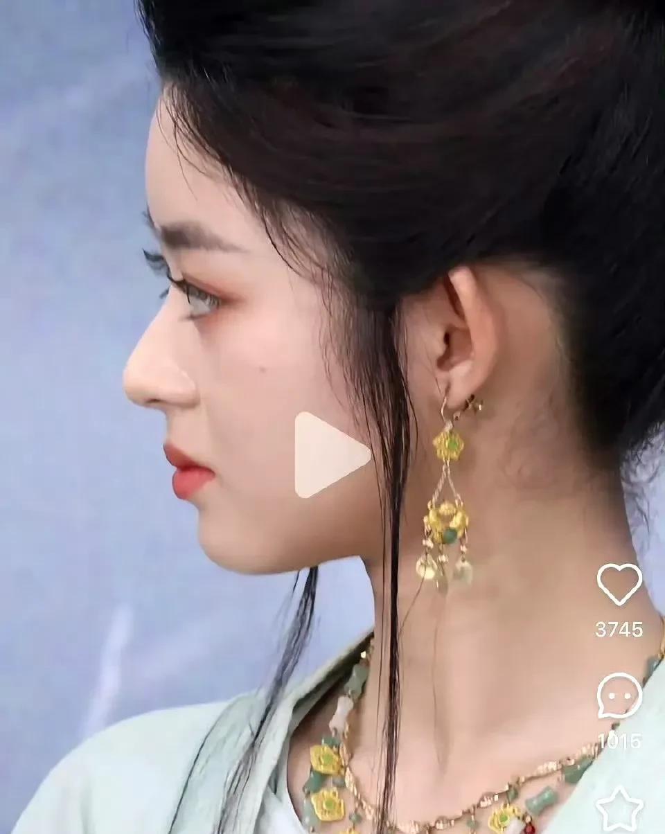 #黄杨钿甜耳环争议#  细节里藏着“大文章”！明明身着4000+的裙子却一带而过