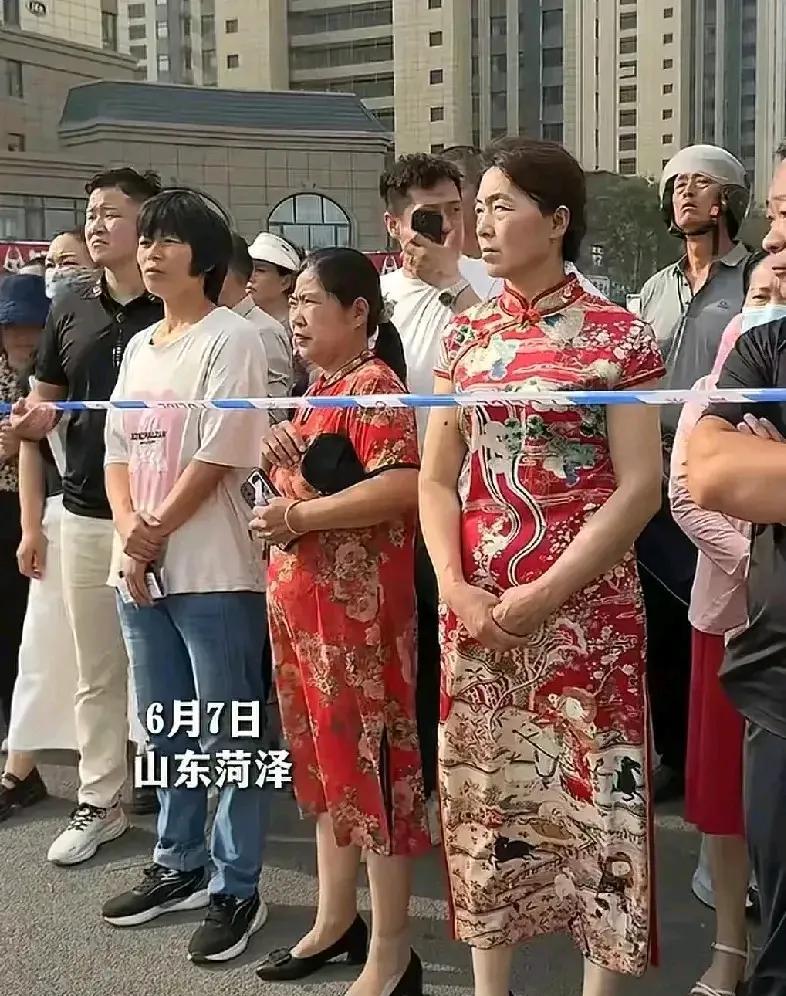 可怜天下父母心
考场里是奋笔疾书的学子
考场外是翘首而盼的父母
旗袍，向阳葵花，