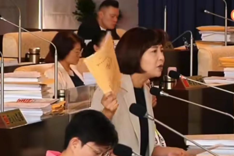 “妈妈市长”的头衔保不住了，卢秀芳燕的2028已被民进党和猪毁掉了。过往她自以为