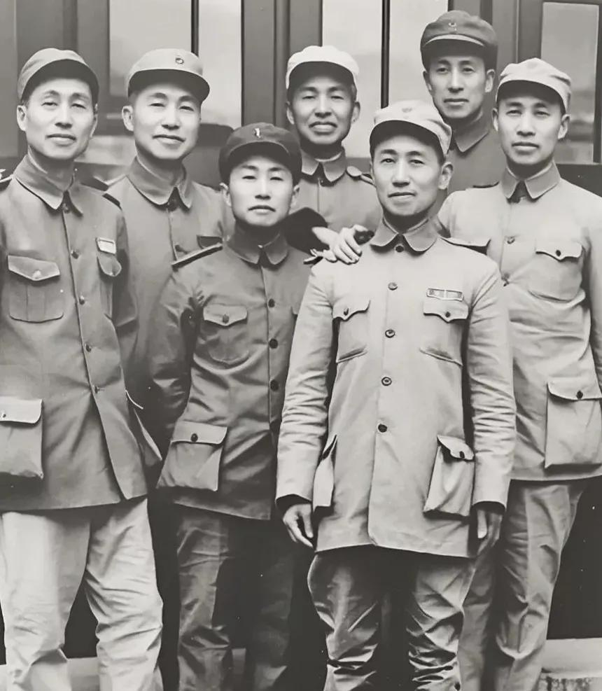 1949年4月24日，太原解放，李志民、杨成武、彭绍辉、刘忠、李天焕、王紫峰、唐