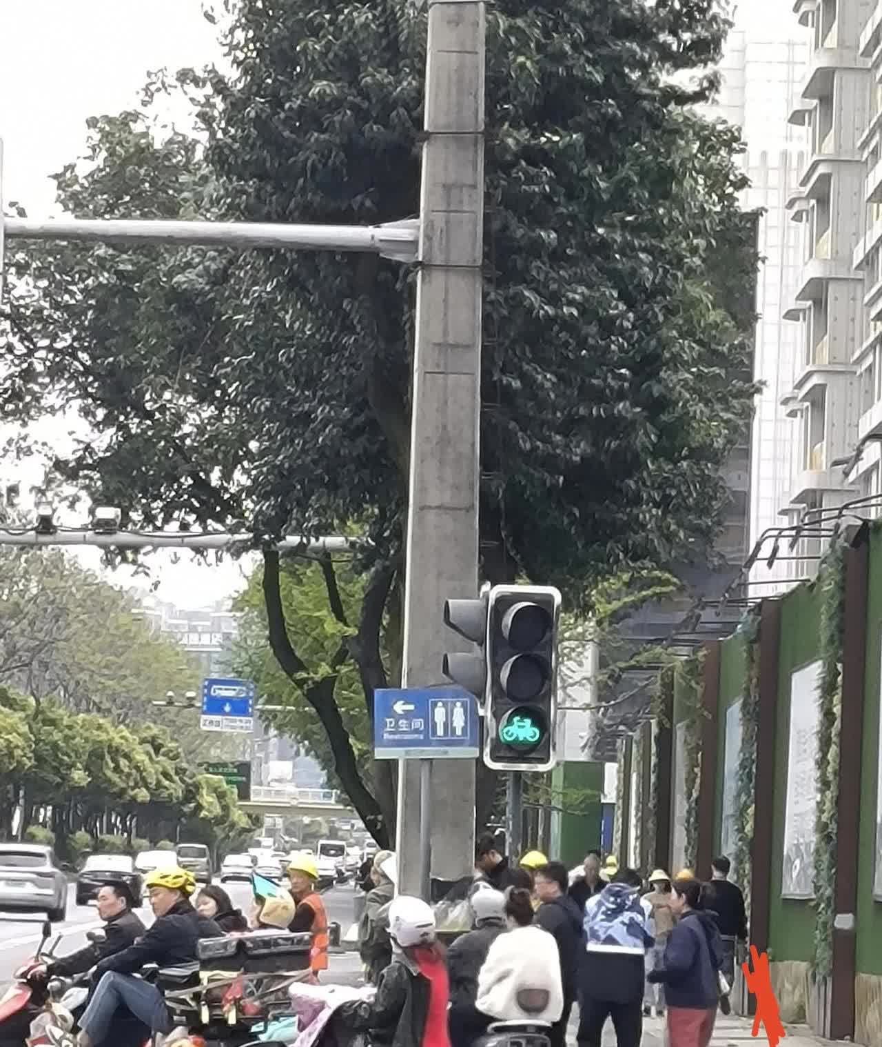 中午吃完饭走在大街上正在等红灯变绿灯过马路，这时候一个20多岁的小伙子上前和我搭
