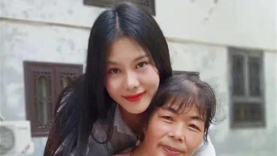 女生替去世前男友还债60万，重情重义的人不该被嘲讽