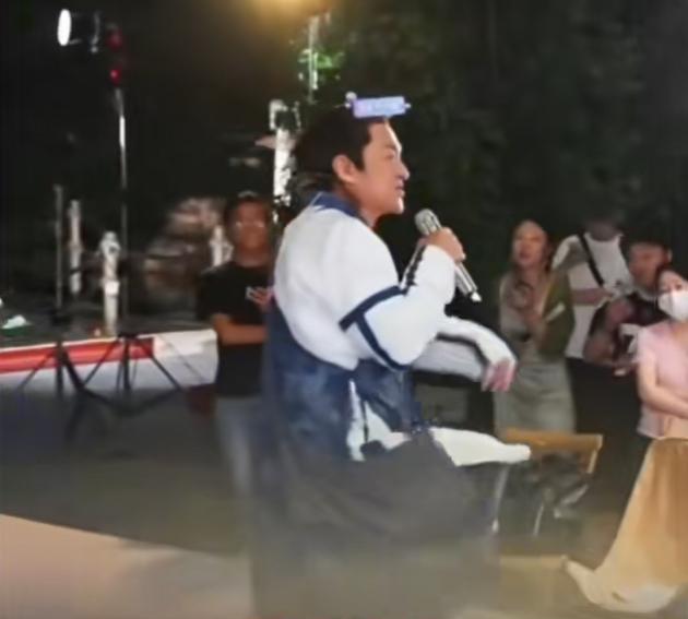 2025年6月21日，一位我们都熟悉的演员，居然在直播的时候直接晕倒过去。等到他