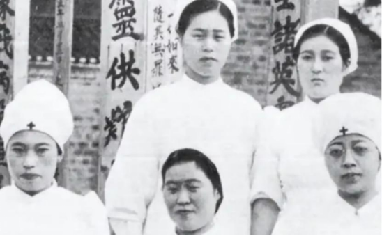 1946年除夕夜，一群女护士们以“吃药”之名，将毒药喂进解放军伤员口中，凌晨，4