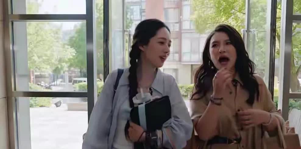 突然间好羡慕谢依霖哦，得到了朋友们的帮助，以前是杨幂，现在是郭碧婷。很多人都知道