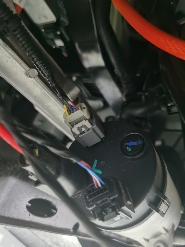 小鹏p7+方向机打胶不给换新
买了小鹏汽车P7+长续航MAX款汽车，最近网上出现