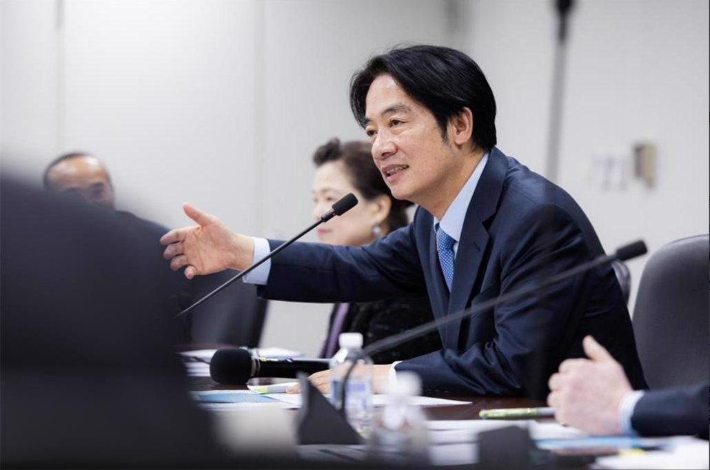 【将两岸统一比作“公司并购”？赖清德以商业话术包装“台独”】赖清德在上台满周年接