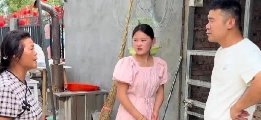 二婚阿杜妈妈这次是打算又要闹到大队里去吗！
随着雨露出嫁，二婚阿杜妈妈提出了更