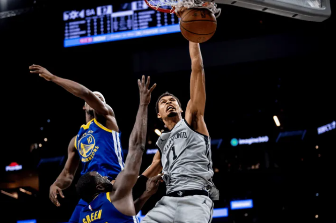 NBA常规赛马刺主场对阵勇士的比赛已经结束。全场战罢，马刺以108-109不敌勇