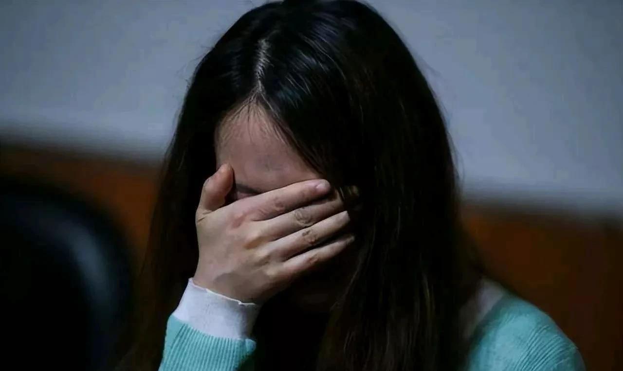 当小三石小钰的120万转账短信弹出在杨秀梅手机屏幕上时，这个原配妻子气得浑身发抖