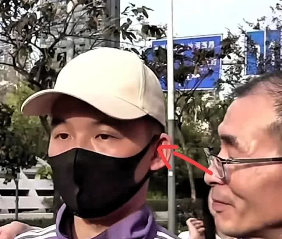 这父子俩真的是顶 峰相见！
24年啊，整整24年，一个父亲苦苦寻子，终于有了圆
