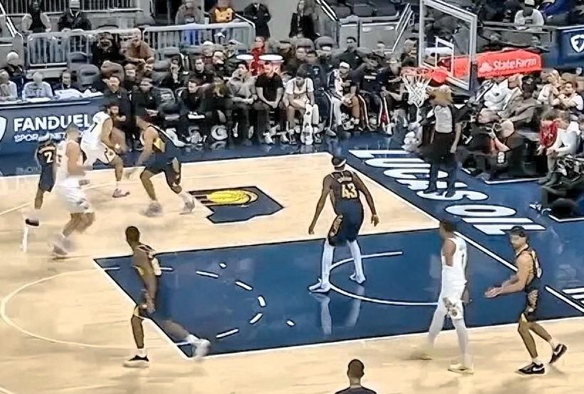 掘金二当家穆雷真是太猖狂了！在今日掘金客场对阵步行者的末节比赛中，默里底角三分再