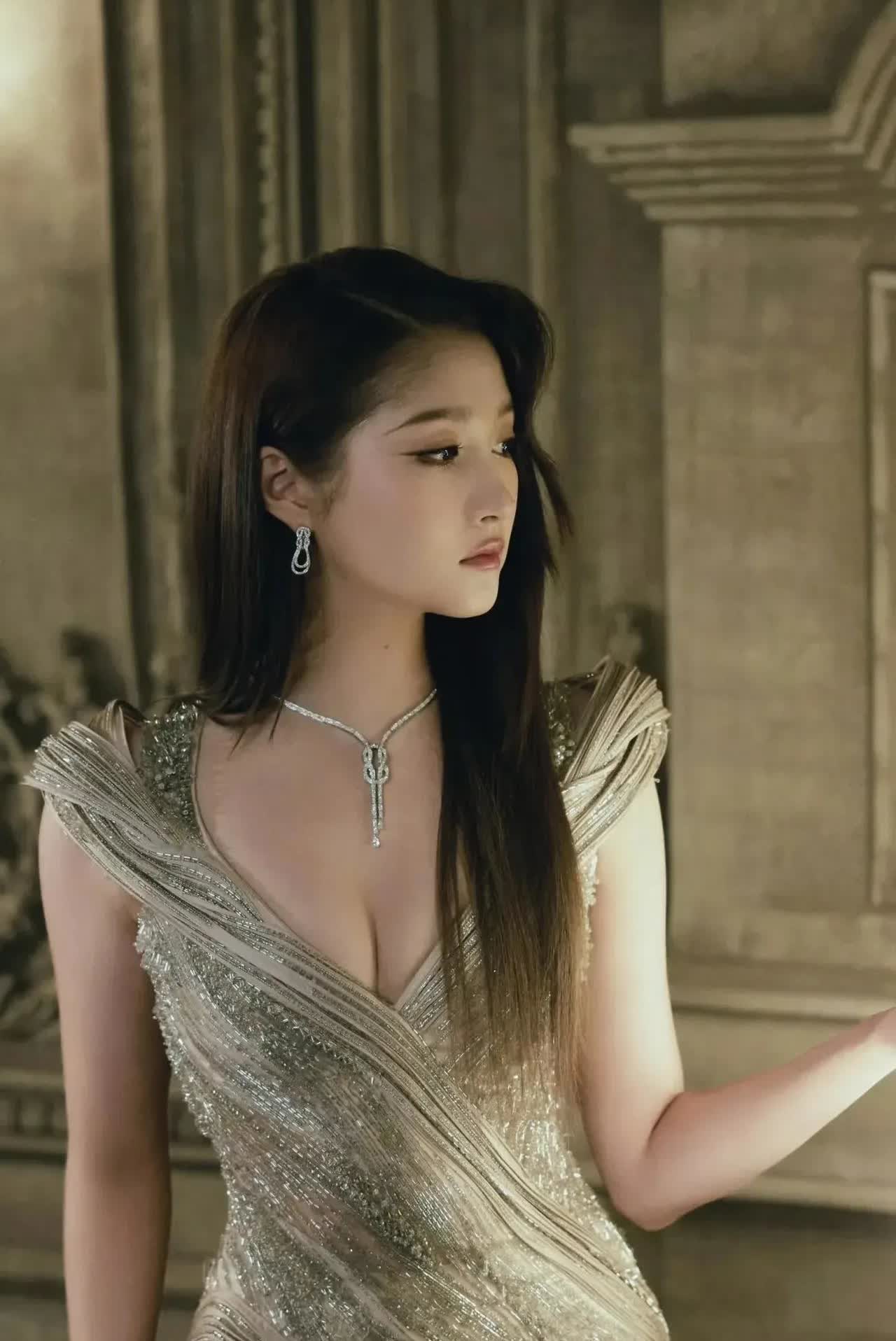 真看不出原来关晓彤身材这么顶级，童颜巨乳！可为啥总感觉性感不起来呢？要是换成张馨