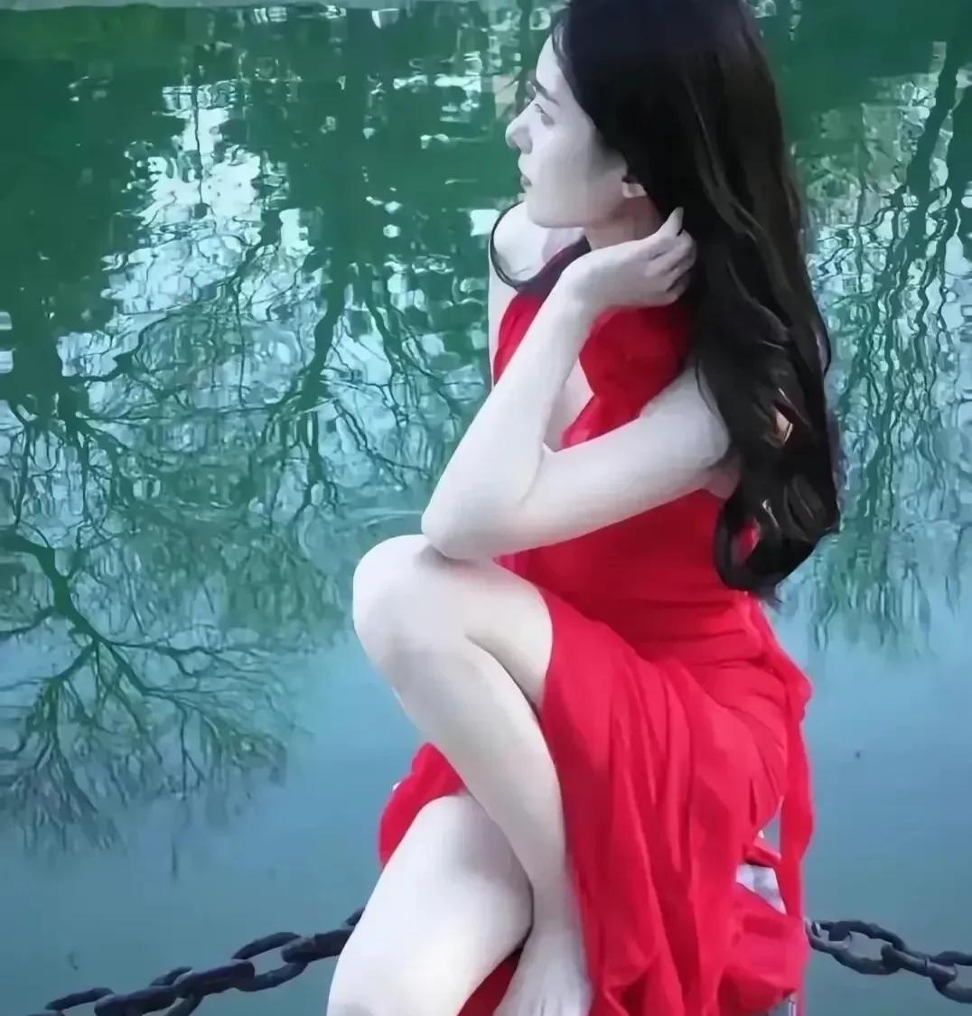 #如何以“梦中有你”写一首藏头诗#
《梦中有你》
梦绕魂牵意韵悠，
中宵辗转念难