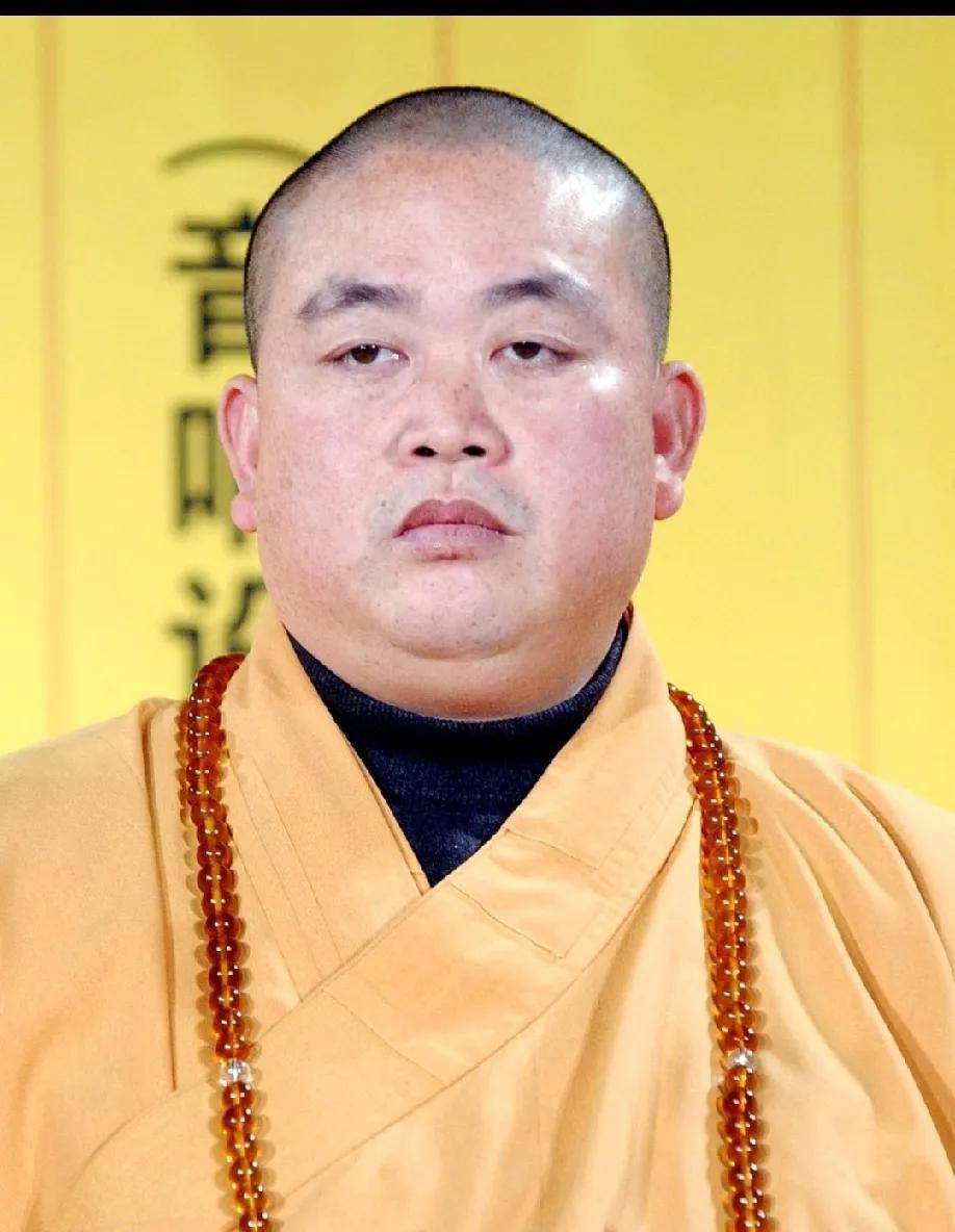 1999年34岁就任第30代少林寺方丈，说良心话他对少林寺而言功大于过！虽然大和