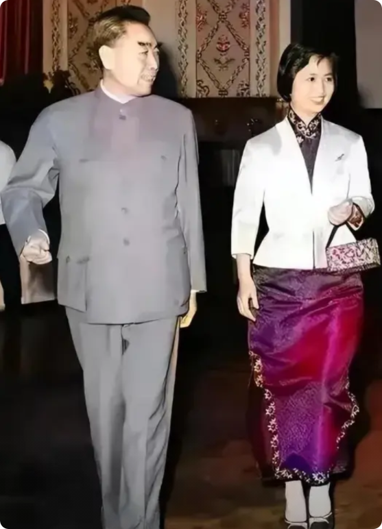 陈毅的夫人有多美？1963年，41岁的张茜和周总理在一起进入人民大会堂的时候，留