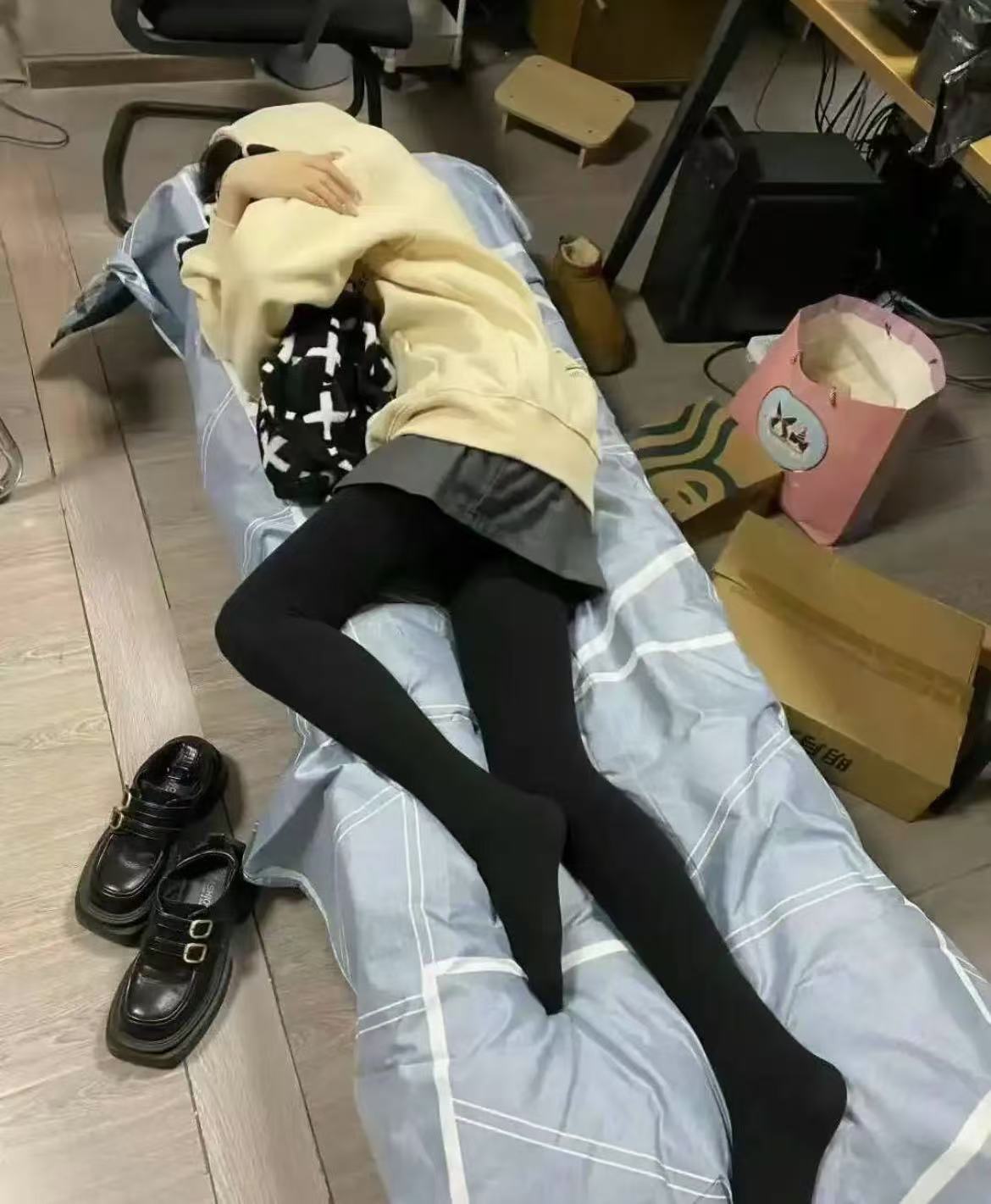 真是把上班的地方当家了，弄得一股酸臭味