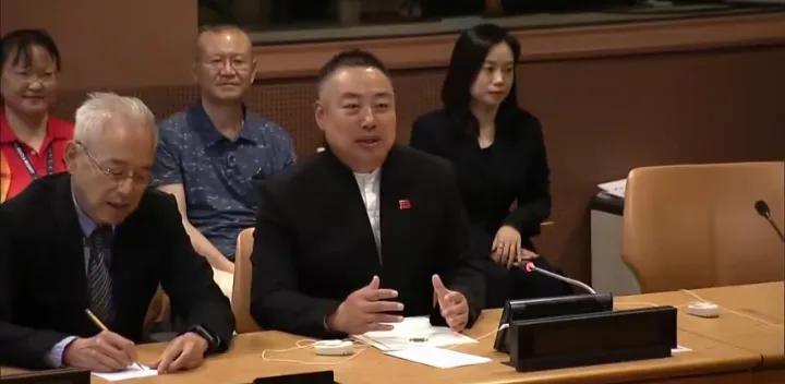 刘国梁在纽约联合国总部正式接受“联合国运动会大使”证书。这也是他解锁了新的身份，