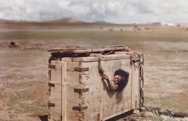 这张照片拍摄于1913年，这就是惨无人道的“箱刑”。
1913年的夏天，德国旅行