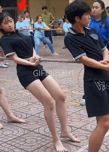 拨河比赛，原认为这弱小的女孩是来揍数逗笑的，谁知随着视频的播放，才知道这小女孩绝