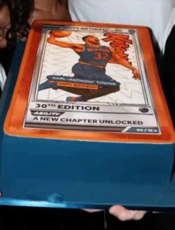 尼克斯社媒晒出米卡尔-布里奇斯与约什-哈特为卡尔-安东尼-唐斯庆祝生日的瞬间。