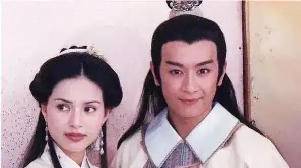 一次，主持人问陈浩民：“你老婆5年生4个孩子，还都是剖腹产，你不心疼她的肚子？”