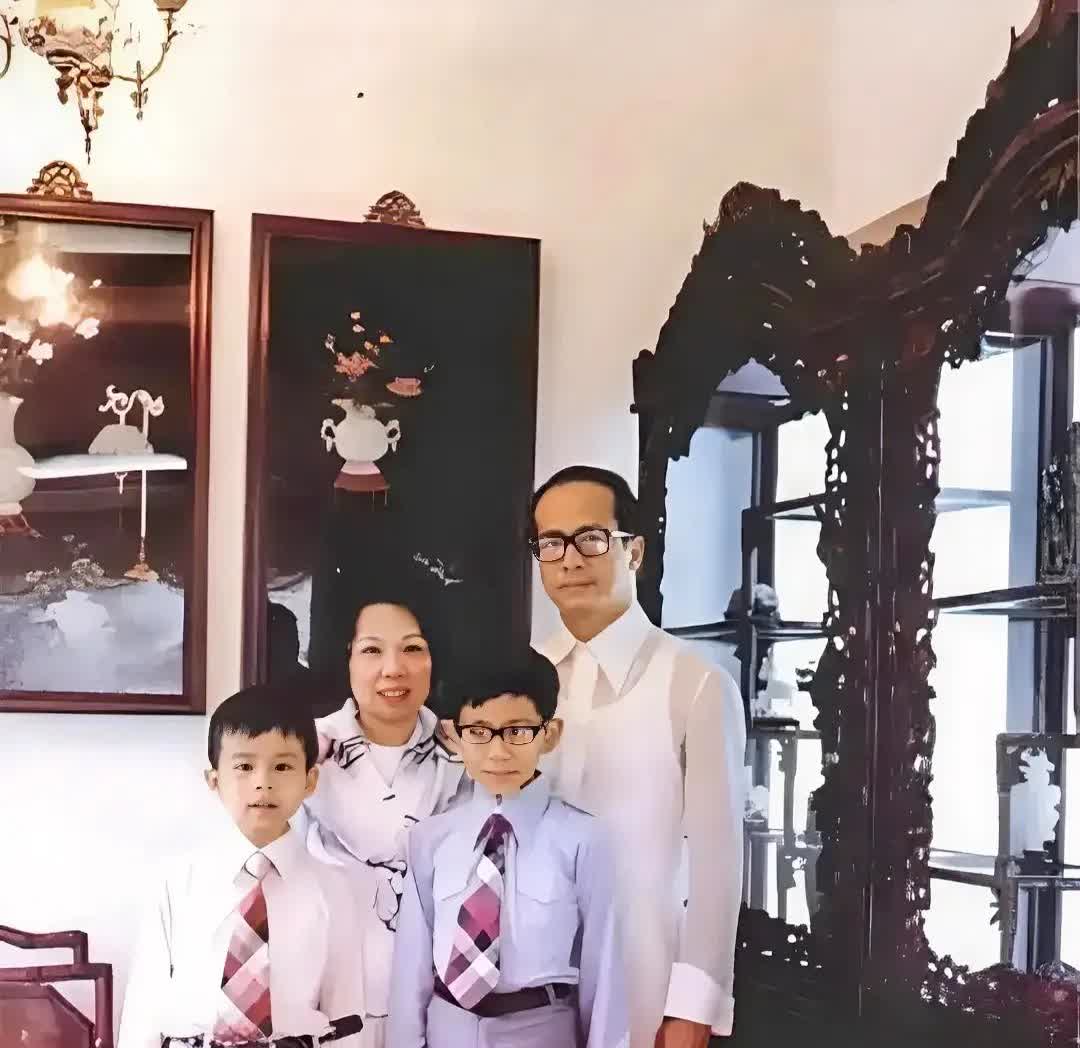 李嘉诚70年代的全家福，妻子庄月明出身不俗，是他舅舅的女儿，二人于1963年结婚